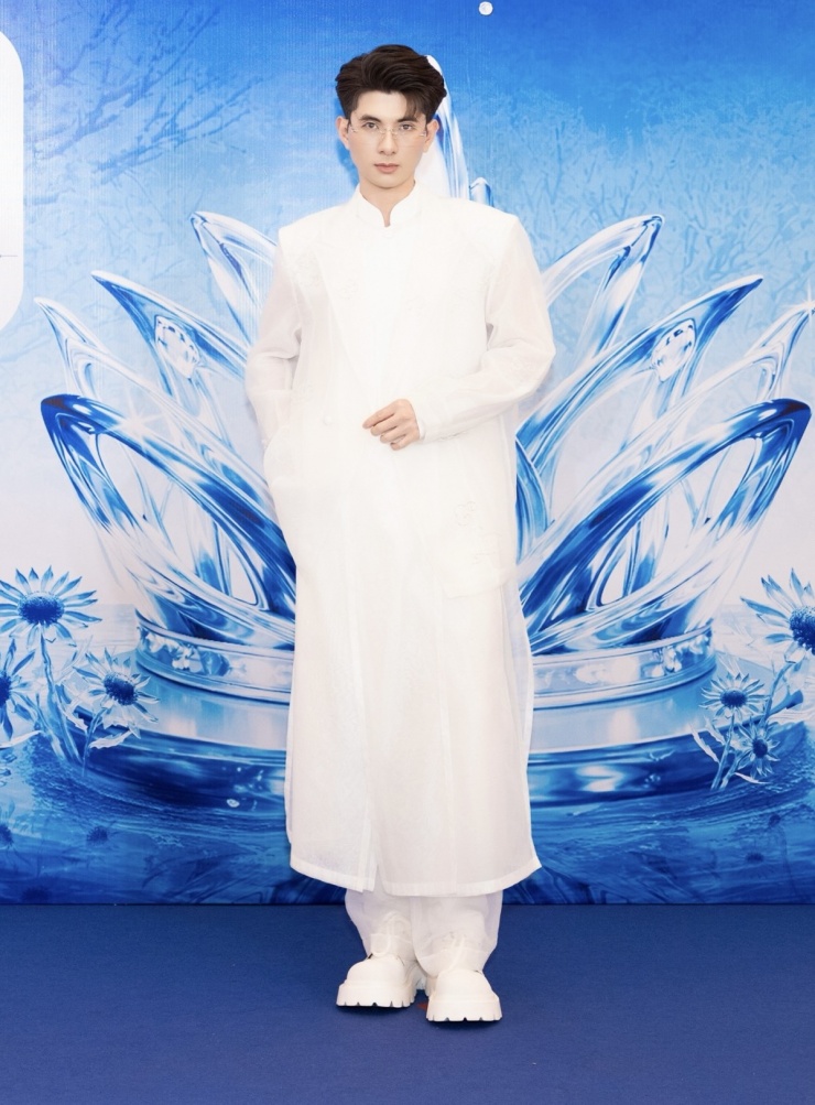 Nhà thiết kế Nguyễn Minh Công - giám khảo chuyên môn của cuộc thi thiết kế trang phục "Dances of Vietnam". Anh và BTC chọn 50 thiết kế ấn tượng nhất để các thí sinh trình diễn trong đêm nghệ thuật "Dances of Vietnam", dự kiến diễn ra ngày 25/3, nhằm tôn vinh văn hóa Việt qua ngôn ngữ thời trang hiện đại.