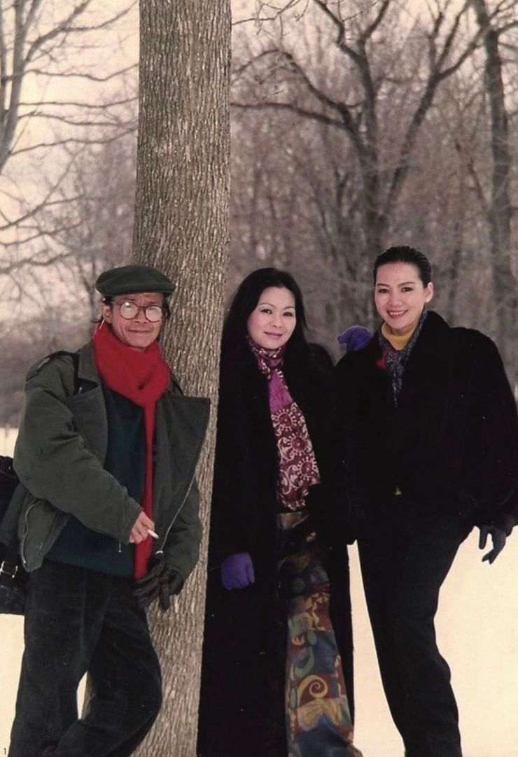 Bà hội ngộ ca sĩ Trịnh Vĩnh Trinh (phải) - em gái Trịnh Công Sơn trong chuyến thăm. Họ cùng nhau ôn kỷ niệm, bà hát ca khúc Quỳnh hương bên tiếng đàn guitar của ông.