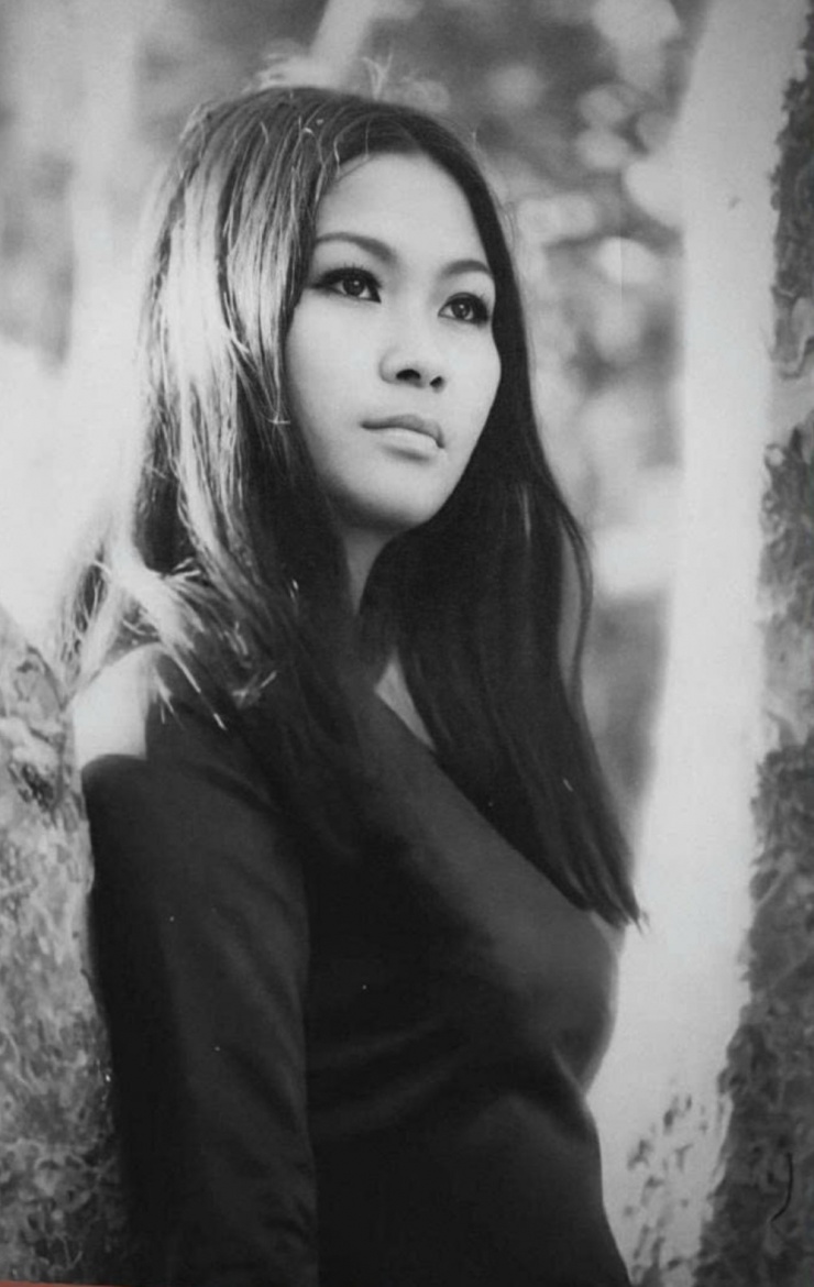 Khánh Ly nói thời trẻ, bà mặc giản dị, ít đeo trang sức. "Lúc đó, tôi không có tiền mua quần áo, đôi guốc bít mũi đã cũ, xộc xệch, cũng không trang điểm", bà nói.