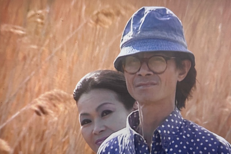 "Sơn với hai bàn tay gầy guộc, những ngón tay dài, tài hoa, thắp cho tôi một đôi cánh, xỏ vào chân tôi đôi hài bảy dặm. Cô bé lọ lem lột xác, để từ một đoạn trường này bước sang một đoạn trường khác".