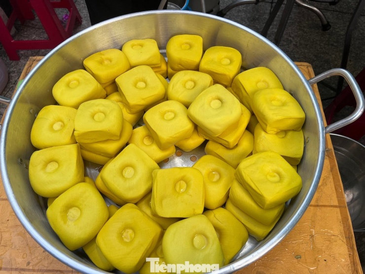 Đây là món ăn lâu đời của người Triều Châu, mỗi năm chỉ được bán một lần vào dịp Tết Nguyên tiêu. Nguyên liệu của món ăn này là những miếng đậu hũ được nhuộm màu vàng tự nhiên, thường từ bột nghệ.