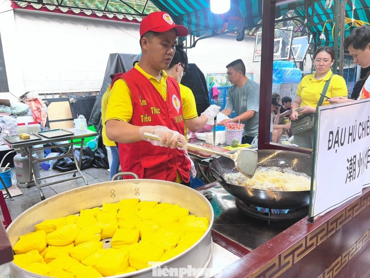 Trước khi bán cho khách, miếng đậu hũ được đầu bếp chiên ngập trong chảo dầu. Khi đậu chín sẽ căng phồng, cháy cạnh; người bán vớt lên, bỏ ra đĩa hoặc hộp phục vụ khách ăn tại chỗ hoặc mua mang về.