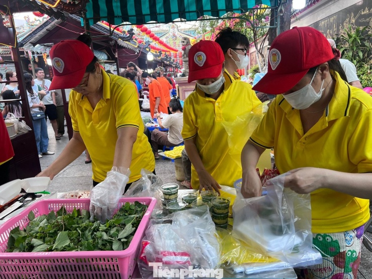 Nhân viên phục vụ luôn tay