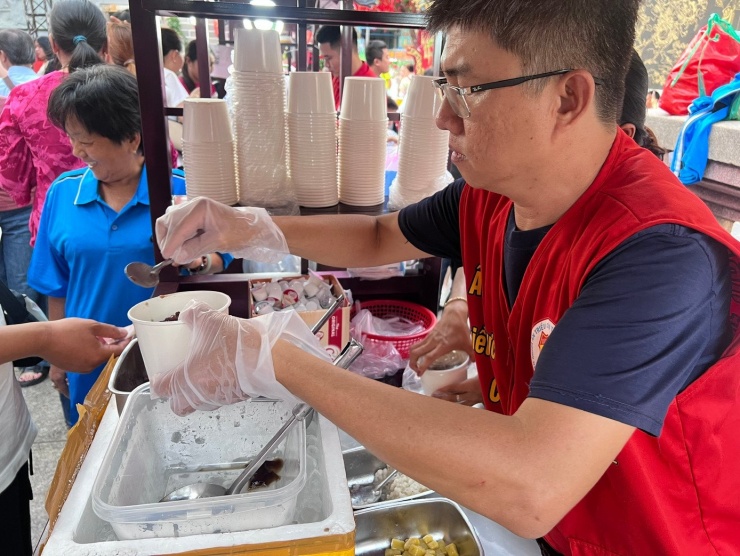 Sau những món chiên, thực khách đổi vị bằng ly chè giải nhiệt mát lạnh, đẹp da