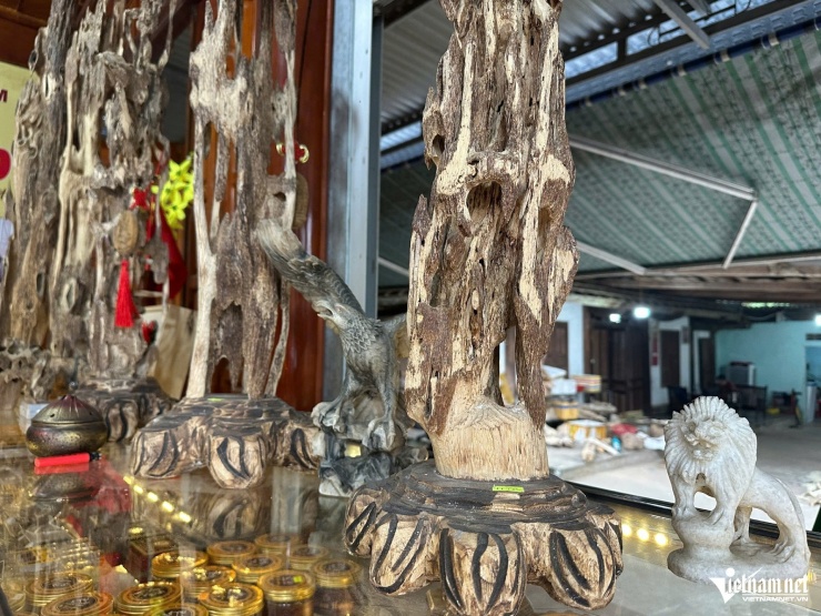 Những sản phẩm trầm hương tại cơ sở kinh doanh xã Phúc Trạch. 