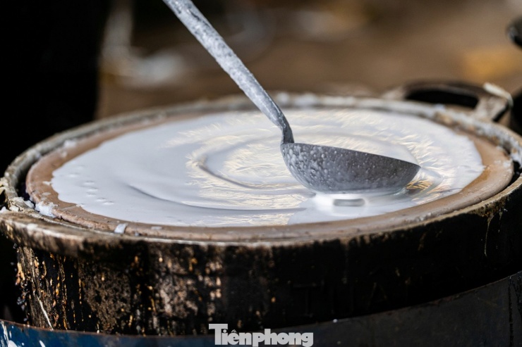 Khi tráng bánh, người làm cũng cần khéo léo, đảm bảo đong lượng bột vừa phải lên khuôn, dàn đều theo hình vòng tròn. Lớp bột ấy phải mỏng hơn bánh đa và dày hơn bánh cuốn. Sau đó, đậy nắp lại, chờ bánh chín.