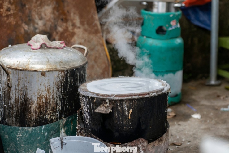 Dưới hơi nước kèm theo nhiệt lượng cao sẽ giúp bánh chín. Thường một người tráng bán chuyên nghiệp có thể liên tục tráng 2 nồi hơi liên tục.