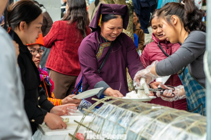 Vào những ngày chợ phiên hoặc lễ hội đầu năm mới, người làm bánh tập trung về sân chợ để trực tiếp tráng bánh phục vụ người dân. Có người mua hàng cân về ăn như món ăn vặt mang đậm văn hóa ẩm thực vùng Đông Bắc.