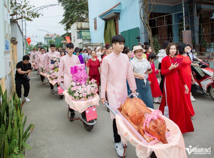 Đoàn xe rùa chở sính lễ