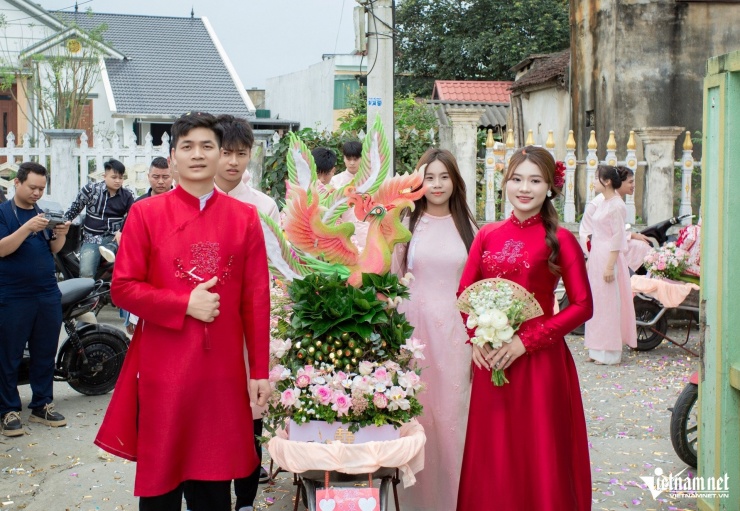 Vợ chồng cô dâu chú rể chuẩn bị kỹ lưỡng cho buổi ăn hỏi này