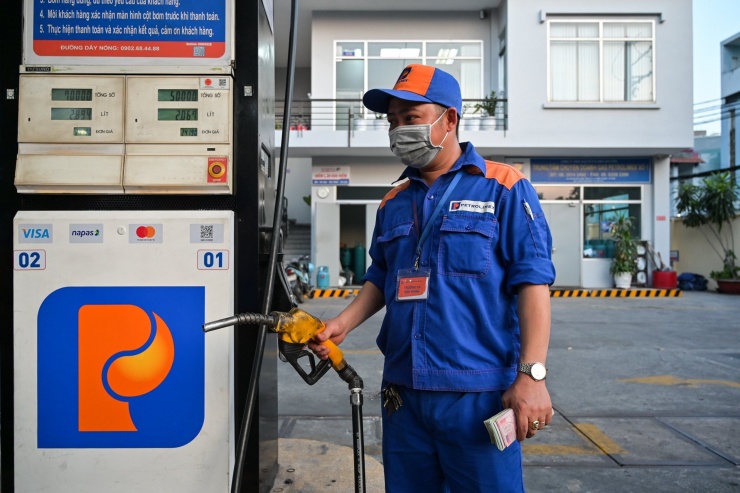 Giá xăng hạ nhiệt. Ảnh: Nguyễn Huế