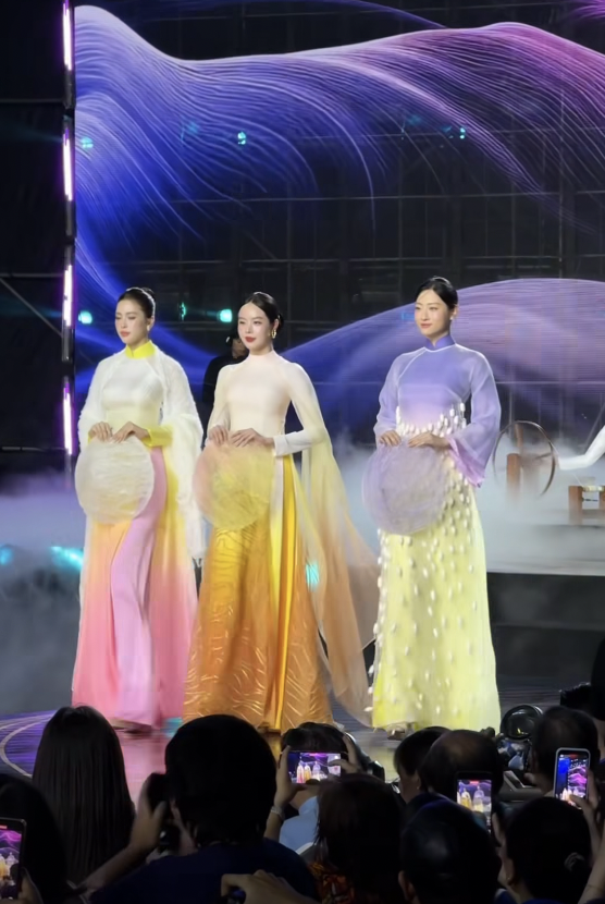 Trong một số hình ảnh chung khung hình với Hoa hậu Tiểu Vy và Thanh Thủy, Lương Thùy Linh cũng lộ rõ sắc vóc đầy đặn hơn.