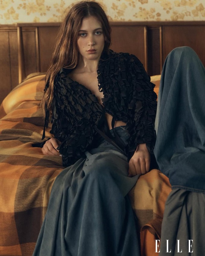 Cô cũng thừa hưởng vóc dáng mảnh mai và đôi chân dài từ người mẹ nổi tiếng - biểu tượng nhan sắc một thời của Hollywood.