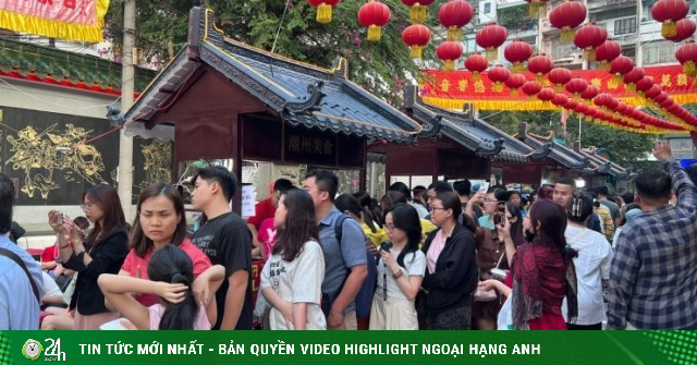 Xếp hàng chờ cả tiếng đồng hồ ăn đậu hũ vàng bán 'mỗi năm một lần'