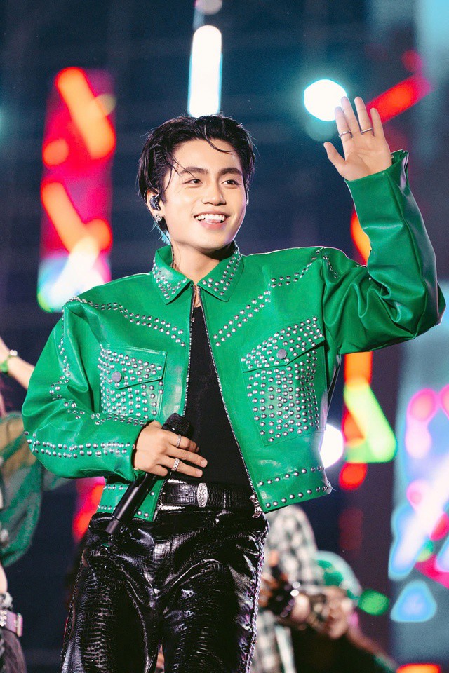  áo khoác kết hợp với quần âu, giày da hoặc những bộ suit phá cách với phom dáng hiện đại.