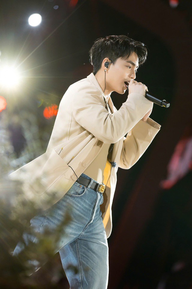 Trong bối cảnh nhiều nghệ sĩ chạy theo xu hướng hàng hiệu hoặc phong cách quá cầu kỳ, việc MONO xuất hiện với những bộ đồ mang tinh thần streetwear tự nhiên khiến anh trở nên khác biệt.