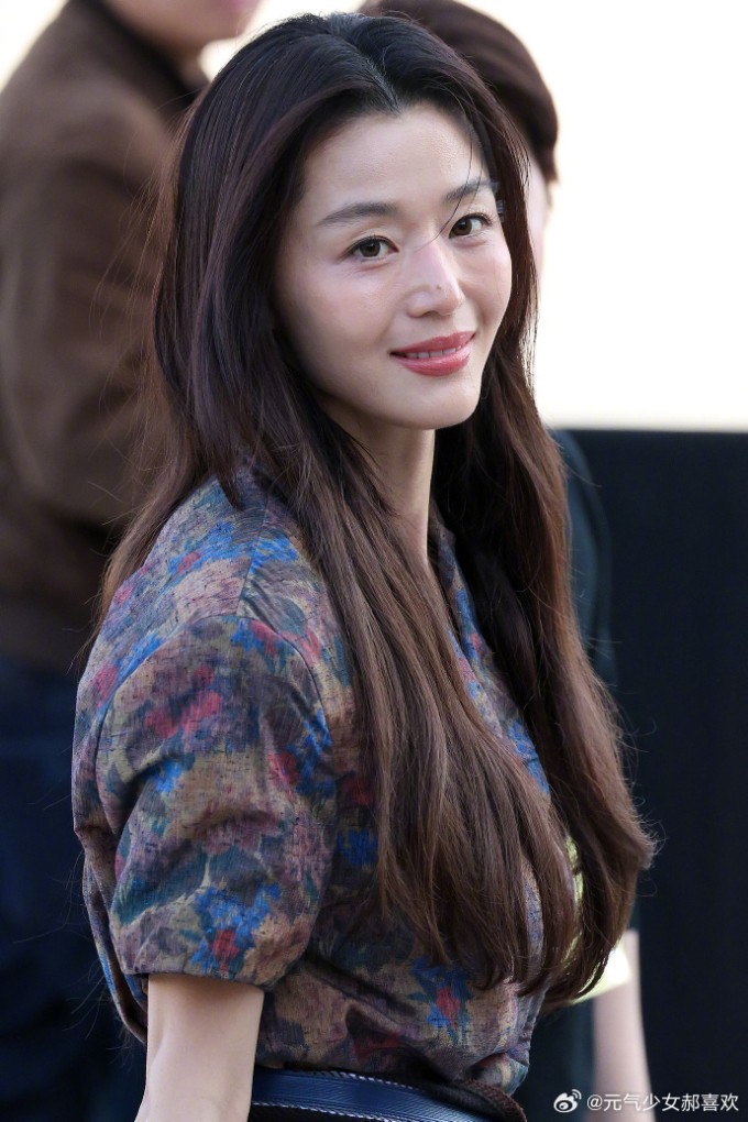 Gương mặt của mỹ nhân bị đánh giá xuống phong độ, 'lộ mệt mỏi'.