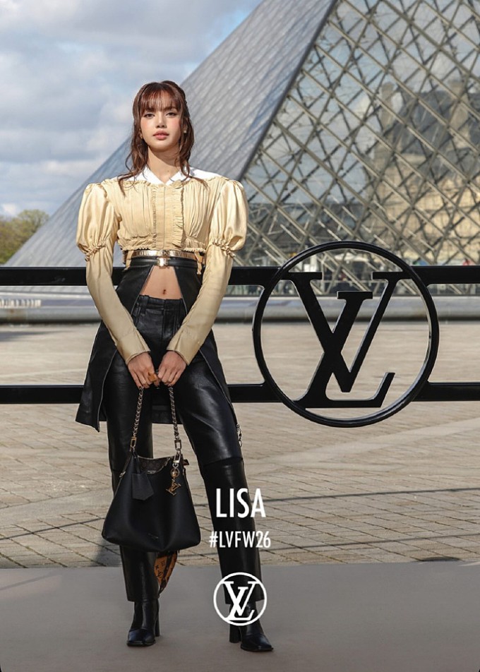 Lisa kết hợp quần da với áo tay phồng cổ điển.