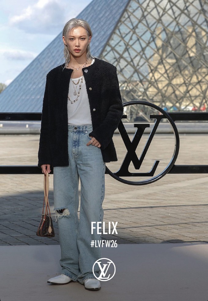 Nam ca sĩ Felix với thời trang phi giới tính.