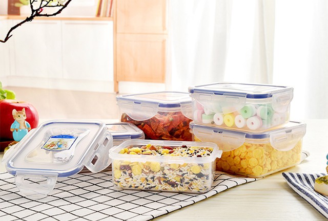 Khi bạn dùng lò vi sóng để nấu các thức ăn đặt trong khay nhựa có thể tạo ra những chất gây ung thư.