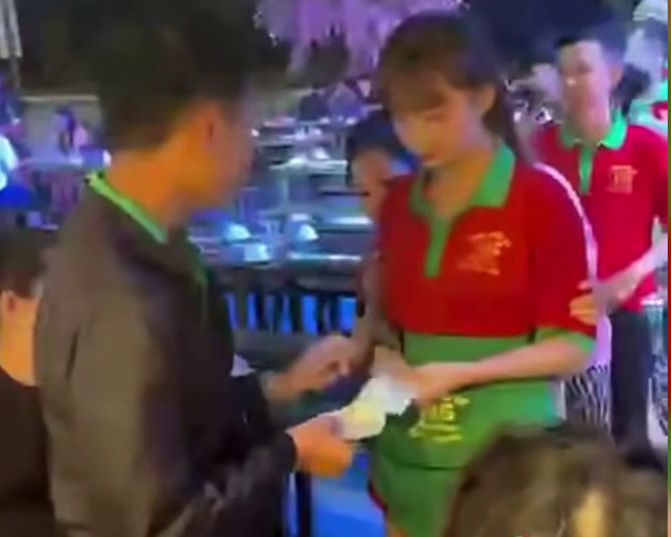 Xôn xao clip nhân viên quán nhậu trúng độc đắc 18 tỉ đồng, tặng tiền cho nhiều người - 2