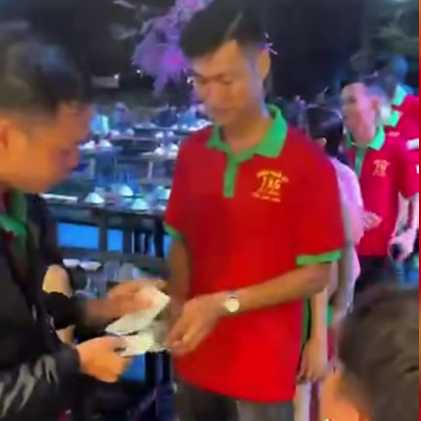 Xôn xao clip nhân viên quán nhậu trúng độc đắc 18 tỉ đồng, tặng tiền cho nhiều người - 3