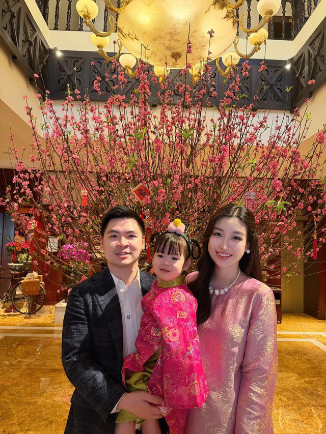Gia đình nhỏ hạnh phúc của Đỗ Mỹ Linh sau 10 năm đăng quang Hoa hậu Việt Nam.