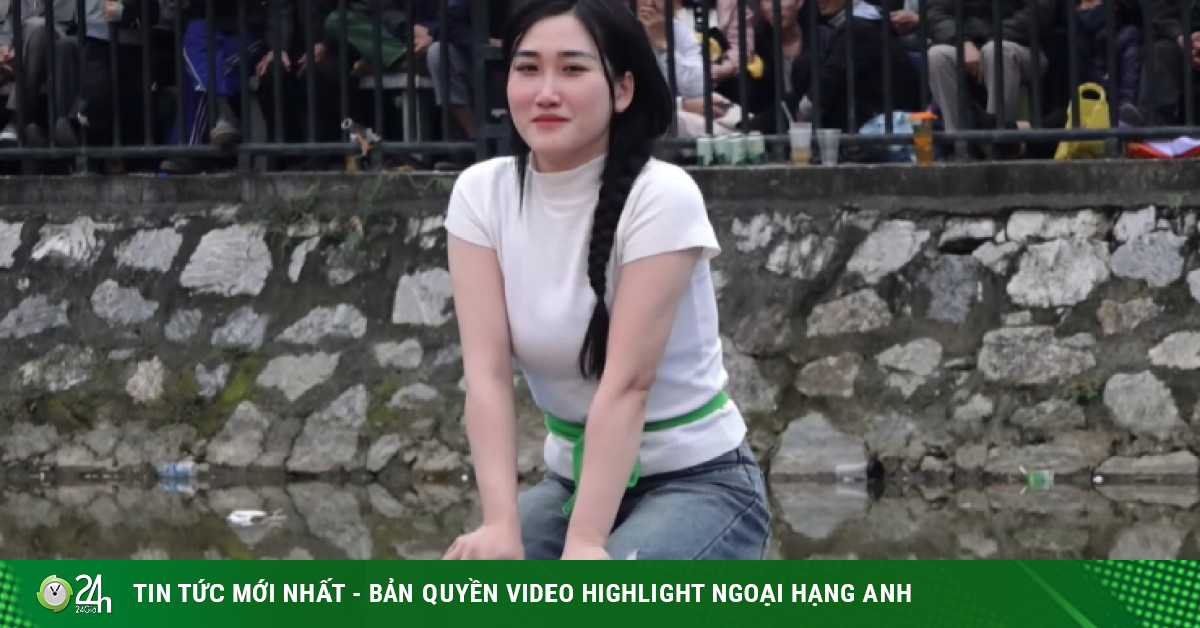 Cô gái xinh đẹp náo loạn sới vật, mặc quần bò rách hạ 2 đối thủ vật hội làng