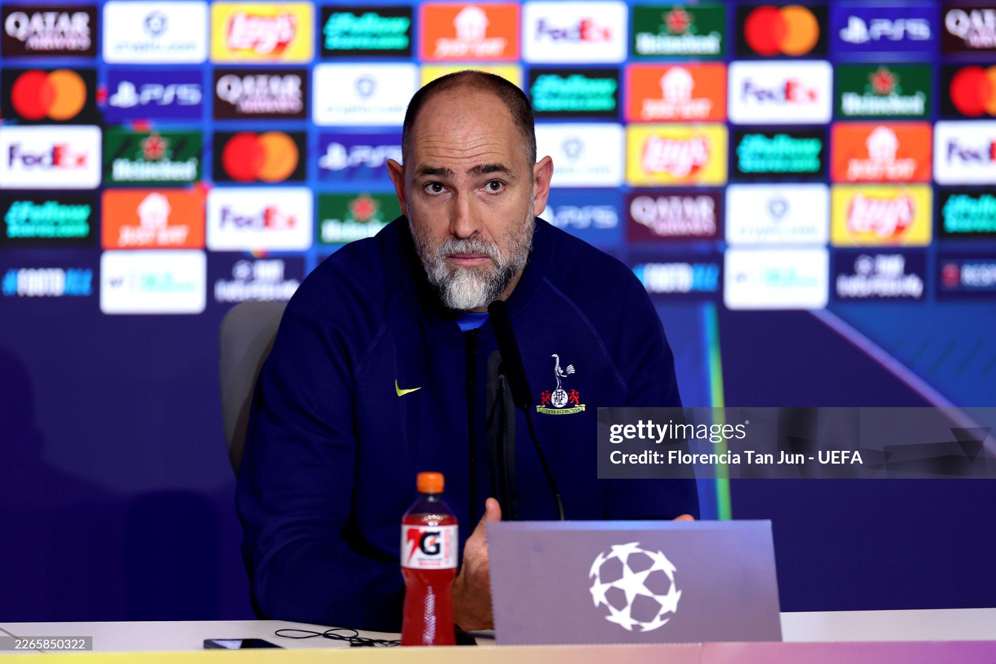 HLV Tudor nổi giận trong phòng họp báo