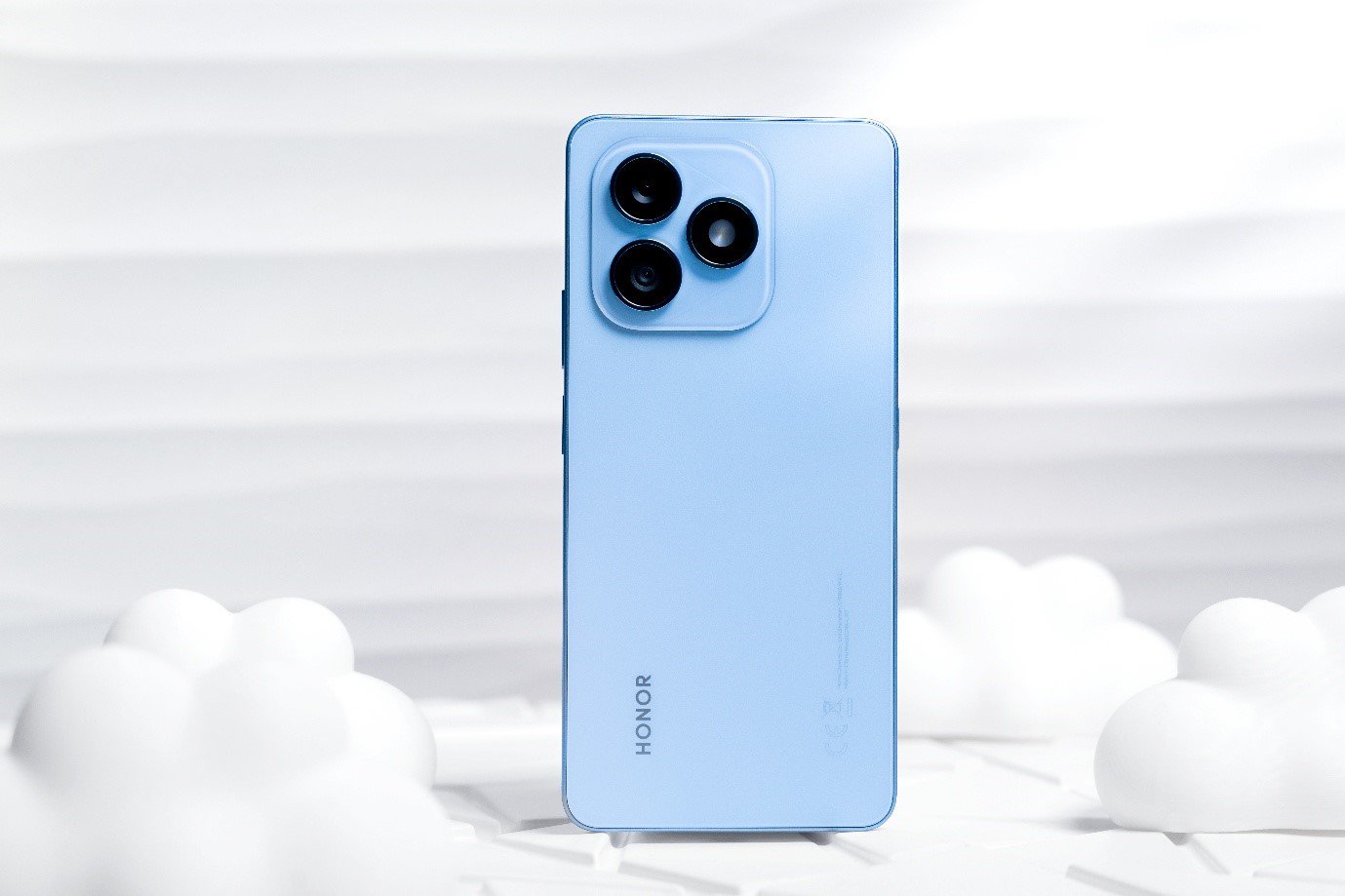 Mặt lưng HONOR X8d dùng công nghệ excimer và họa tiết micro-nano, tạo vẻ sáng bóng, hiện đại.