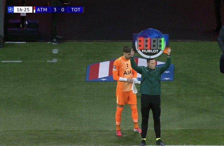 Khoảnh khắc thay thủ môn ngay phút 17 của Tottenham khiến tất cả ngỡ ngàng