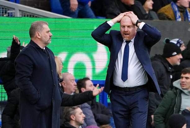 Tottenham đang tính hoặc mời Postecoglou (trái) trở lại, hoặc bổ nhiệm Sean Dyche (phải) để trụ hạng