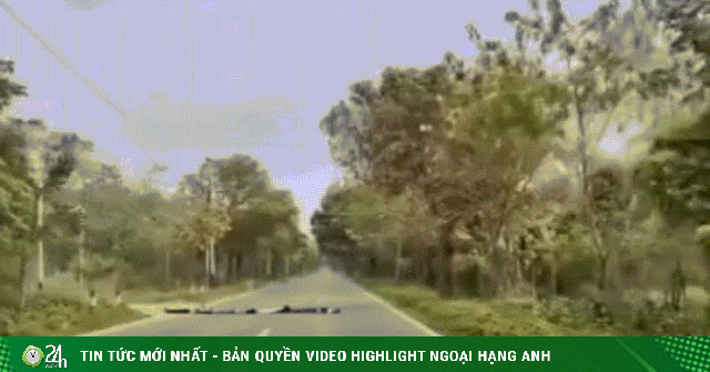 4 đứa trẻ nằm giữa đường giả làm 'gờ giảm tốc' khiến tài xế hoảng hốt