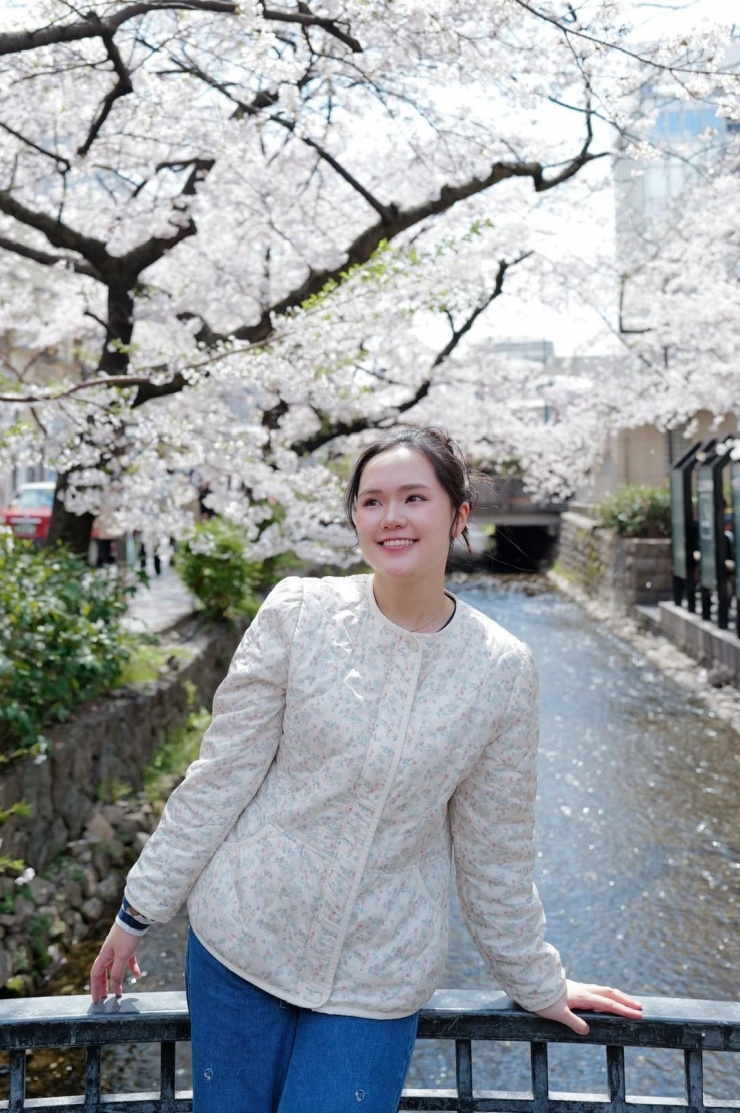 Ngoài đầm hoa, người đẹp 30 tuổi còn chuộng các kiểu áo khoác, áo sơ mi chung phong cách 'thôn nữ' nhẹ nhàng.