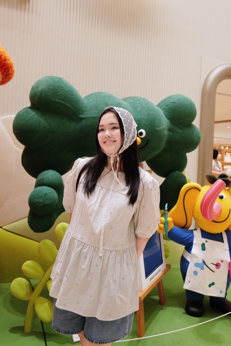 Vợ Duy Mạnh diện áo sơ mi hoa, kết hợp khăn ren mỏ quạ nhí nhảnh khi đi chơi cùng chồng, con.