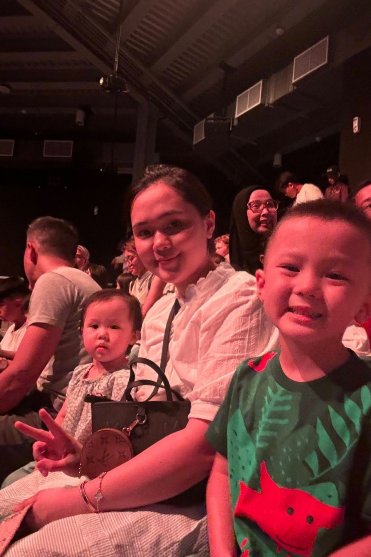 Trong một lần cùng các con ra sân cổ vũ chồng, Quỳnh Anh diện áo sơ mi thô ren kiểu vintage.