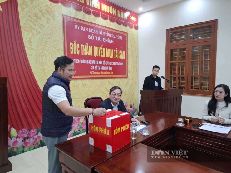 Đại diện doanh nghiệp bỏ phiếu tham gia mua vàng.