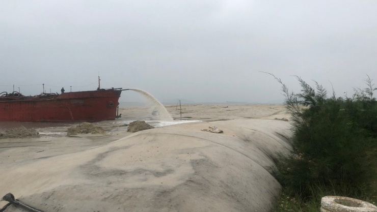 Vùng biển Vân Đồn bị cày xới để hút cát silic.