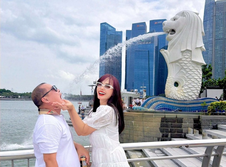 Nhạc sĩ Minh Khang có cuộc hôn nhân hạnh phúc với siêu mẫu Thúy Hạnh.