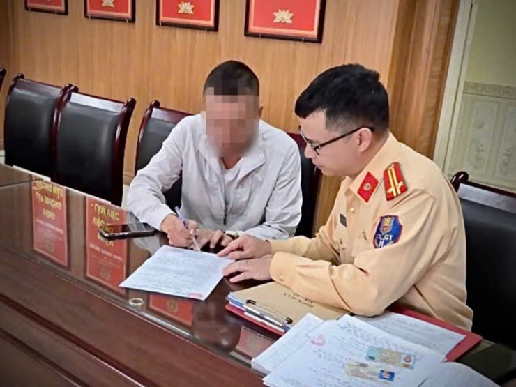 Lái xe khách làm việc tại cơ quan Công an.