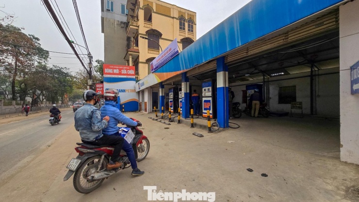 Ghi nhận của PV Tiền Phong sáng 12/3, lượng khách tại các cây xăng ở Hà Nội giảm rõ rệt. Không còn cảnh xếp hàng rồng rắn, nhiều người đi xe máy thoải mái yêu cầu nhân viên đổ “đầy bình” ngay khi giá nhiên liệu vừa được điều chỉnh giảm.