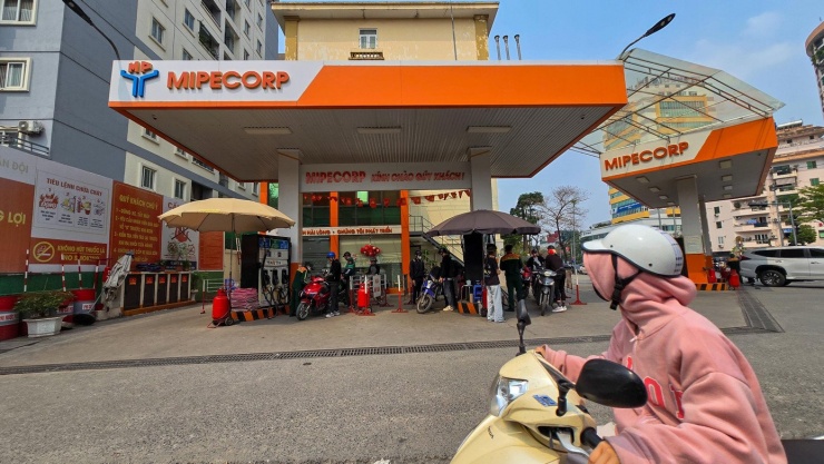 Ghi nhận đầu giờ chiều cùng ngày, hoạt động bán lẻ xăng dầu tại nhiều cửa hàng diễn ra thuận lợi.