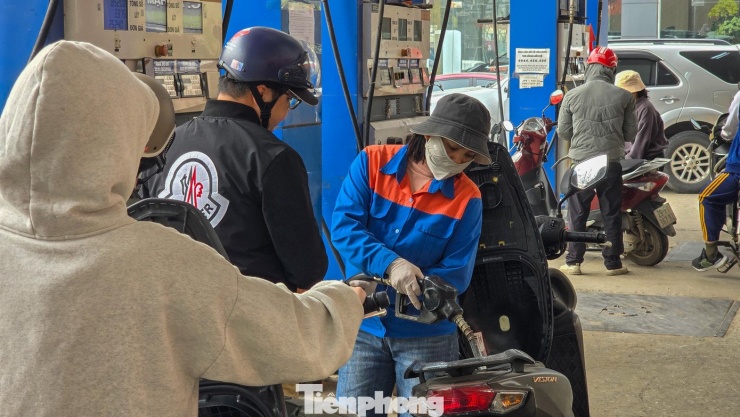 "Thấy giá xăng giảm, tôi quyết định đổ đầy bình luôn để yên tâm di chuyển trong vài ngày tới", anh Nguyễn Văn H. ở Đại Mỗ, Hà Nội chia sẻ.