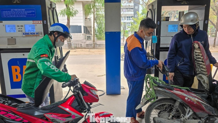 Khác với nhóm xe cá nhân, nhiều tài xế công nghệ vẫn duy trì thói quen đổ xăng theo nhu cầu thực tế. Anh Trần Minh Q. cho biết chỉ đổ khoảng 60.000 đồng để phục vụ công việc trong buổi sáng thay vì đổ đầy bình ngay.