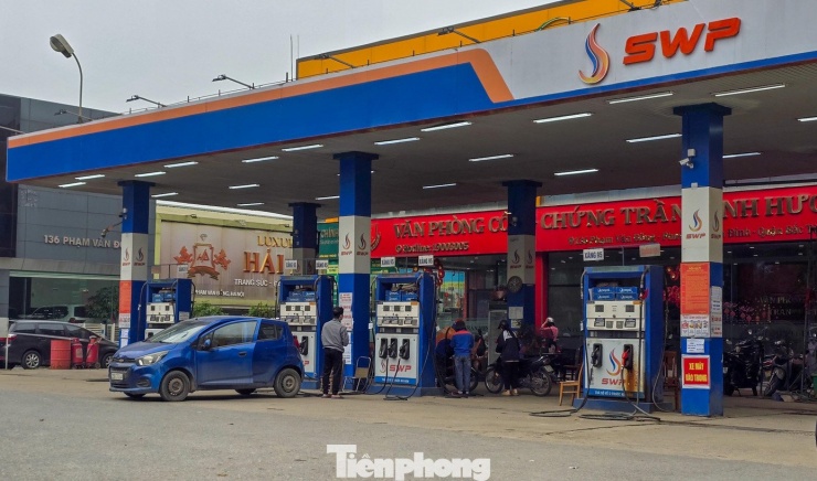 Tình hình tại cửa hàng xăng dầu 136 Phạm Văn Đồng cũng khá vắng vẻ, lượng khách mua không đông giúp việc đổ xăng diễn ra nhanh chóng và thuận tiện.