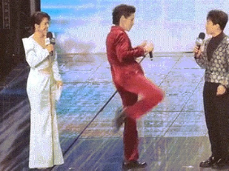 Diễn viên Hướng Tá lên tiếng sau khi đá vào mặt MC trên sân khấu