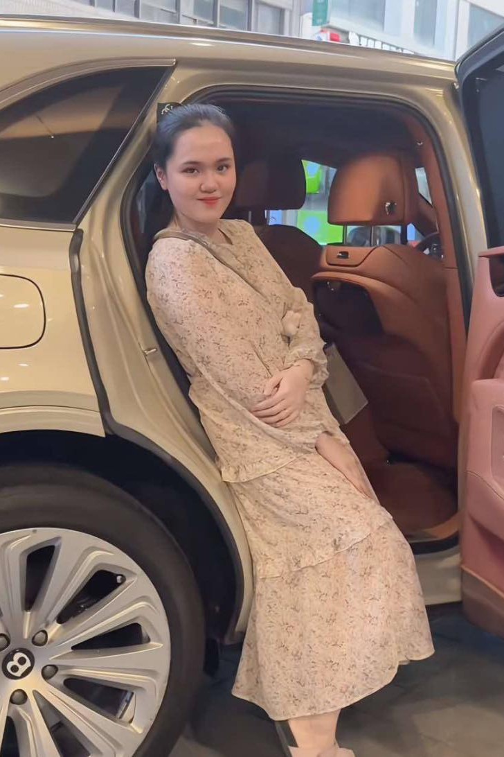 Đầm hoa nhí vốn là kiểu trang phục yêu thích của Quỳnh Anh. Dù khi dạo phố thường ngày hay đi công tác, người đẹp hai con đều chuộng mặc đàm hoa rộng rãi, thoải mái.