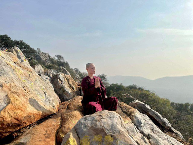 Theo cô, việc tu tập giúp con người nhìn lại bản thân, từ đó sống nhẹ nhàng và bình an hơn.