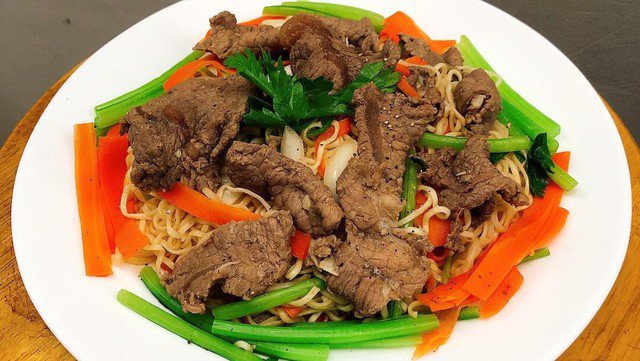 Nếu bạn thích ăn cay có thể cho thêm chút tương ớt vào xào chung với mì để vị cay đều hơn, nhanh tay khoảng 1-2 phút cho ngấm gia vị rồi tắt bếp, bày lên đĩa.