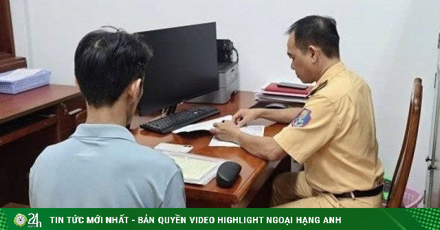 Tài xế ô tô nhận 'cái kết đắng' khi cố vượt rào chắn đường sắt